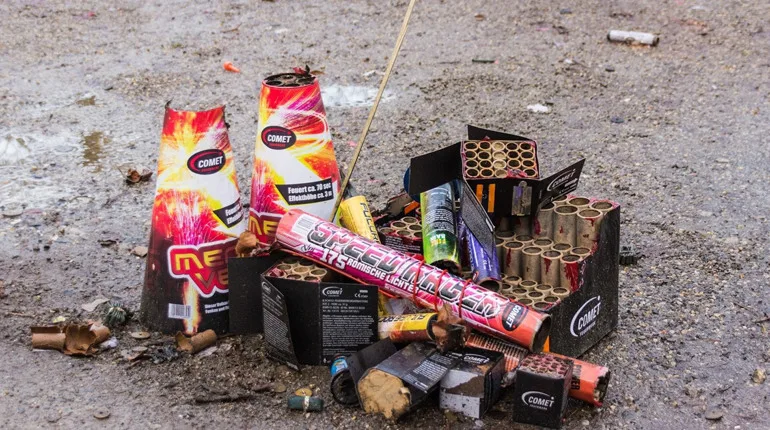 Залишки використаних феєрверків на асфальті