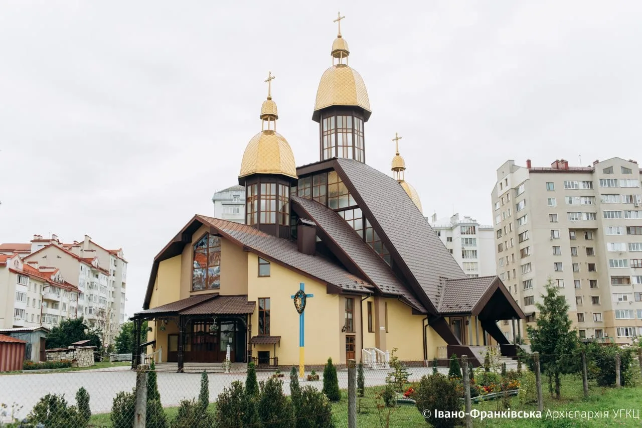 Сучасна церква з золотими куполами в місті