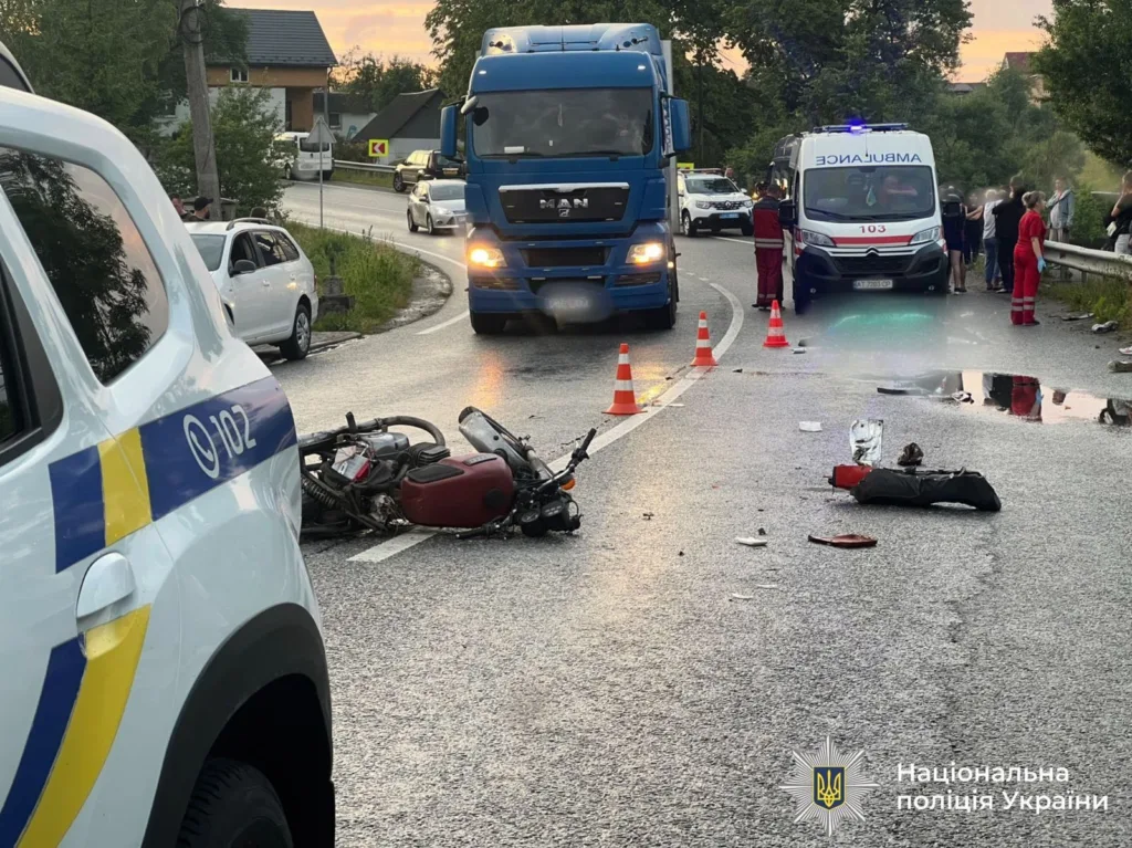 Дорожня аварія з мотоциклом, поліція та швидка допомога