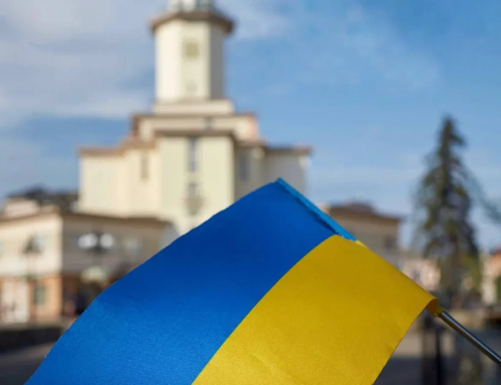 Український прапор на фоні міської будівлі