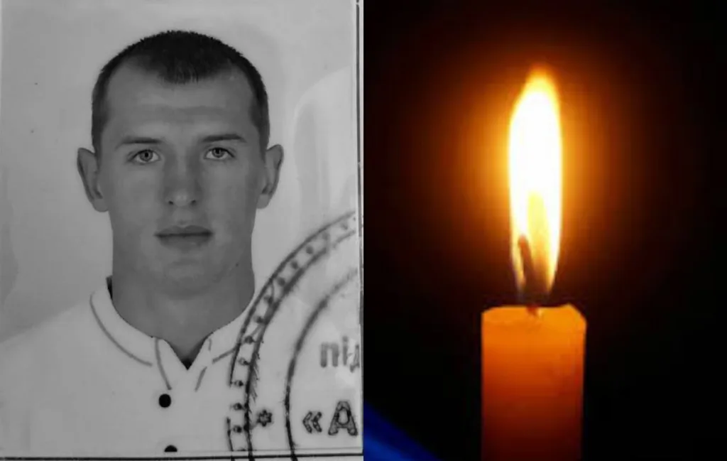 Чорно-біле фото чоловіка та палаюча свічка