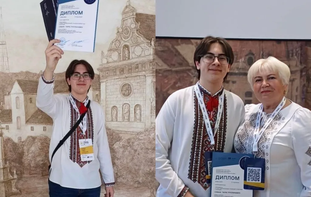 Студент у вишиванці отримує диплом з наставницею