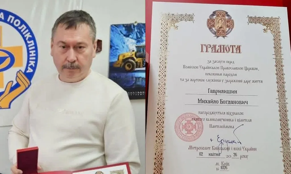 Чоловік отримує грамоту від Української Православної Церкви