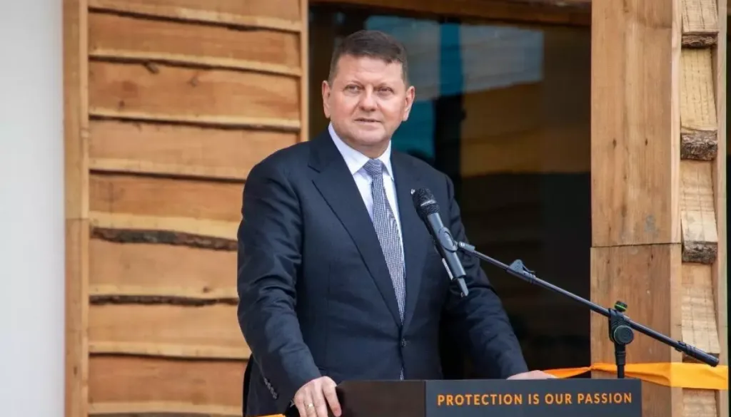 Чоловік у костюмі виступає біля мікрофона