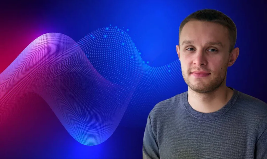 Чоловік на фоні абстрактного синьо-рожевого узору