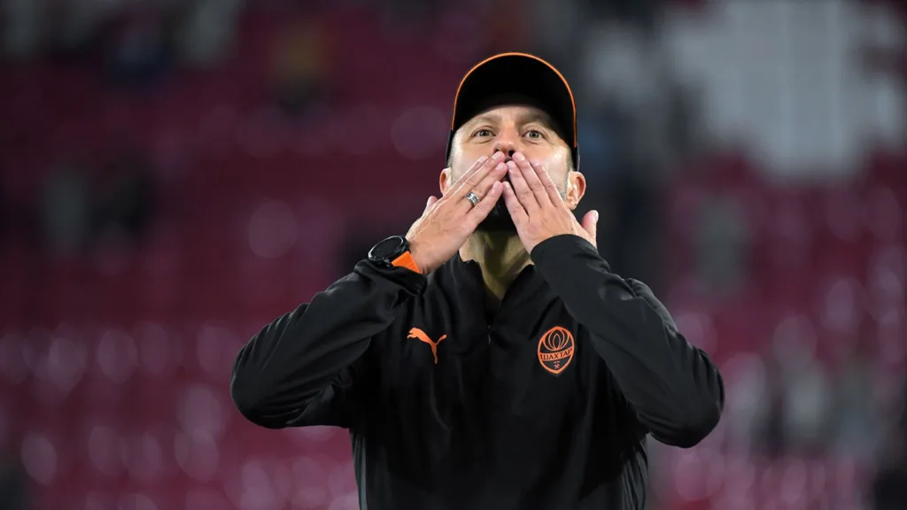 Тренер Шахтаря посилає повітряний поцілунок на стадіоні