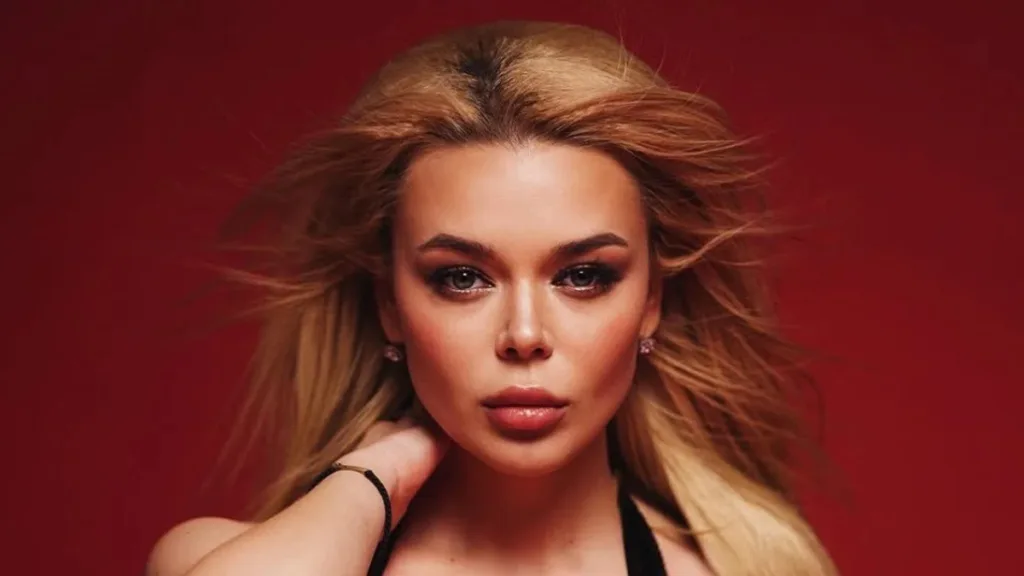 Аліна Гросу вперше стала мамою та показала фото з новонародженим синочком і чоловіком