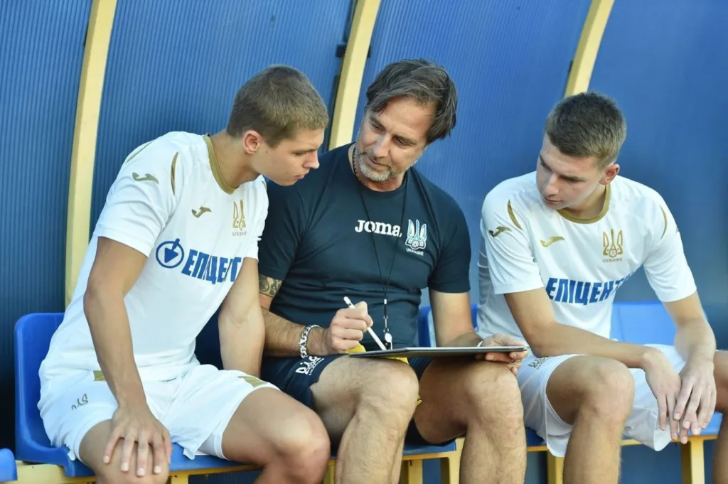 Тренер обговорює тактику з футболістами України