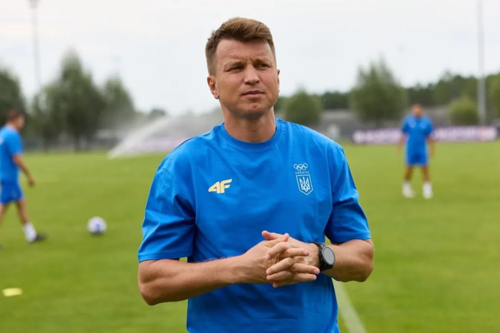 Тренер на футбольному полі під час тренування