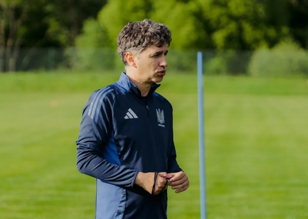 Тренер на футбольному полі під час занять