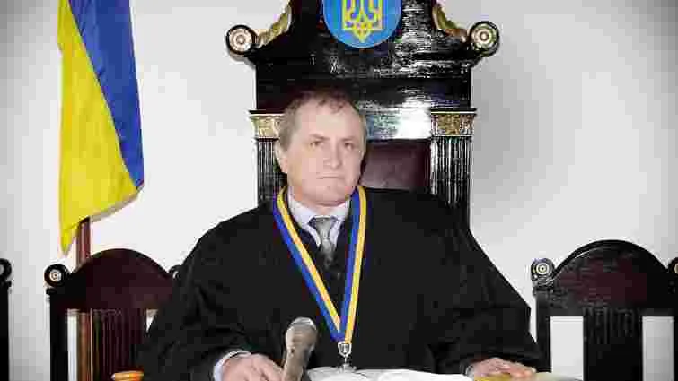 Український суддя сидить у залі суду