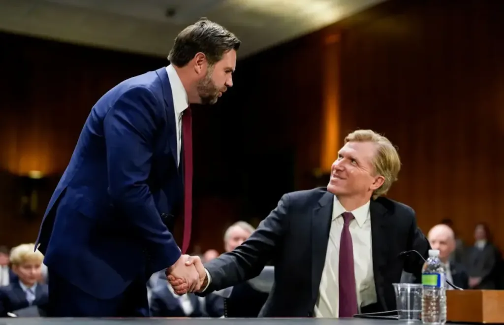 Двоє чоловіків тиснуть руки під час зустрічі