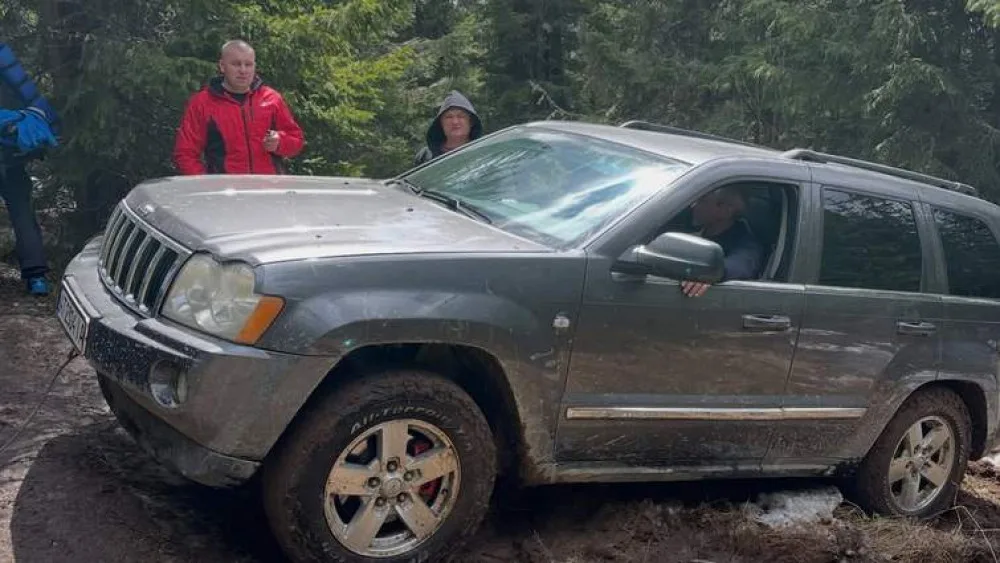 Позашляховик застряг у грязі в лісі