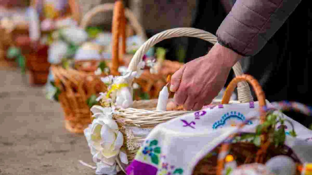 Освячення великоднього кошика зі свічкою