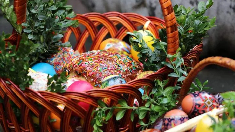 Великодній кошик з писанками та паскою