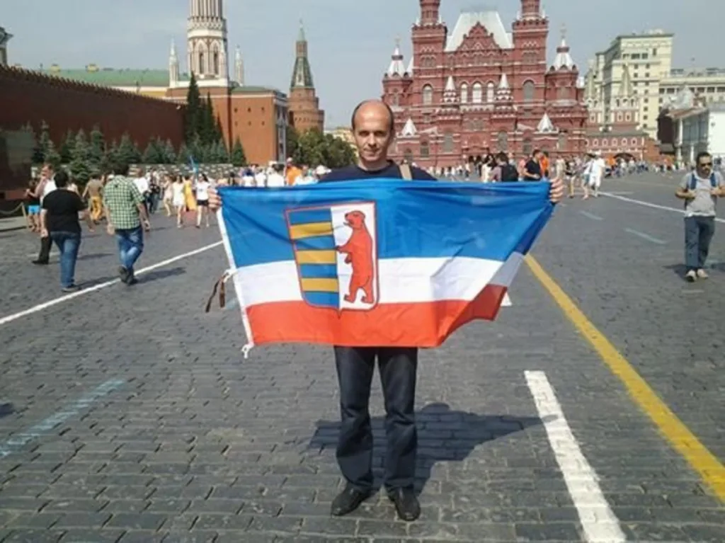 Людина з прапором Закарпаття на площі