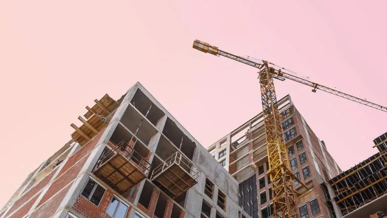 Будівництво житлового будинку з краном