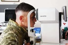 Військовий проходить обстеження зору на апараті