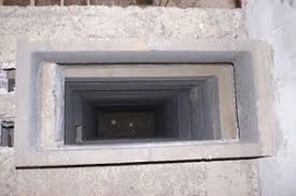 Прямокутний вентиляційний канал у бетонній стіні