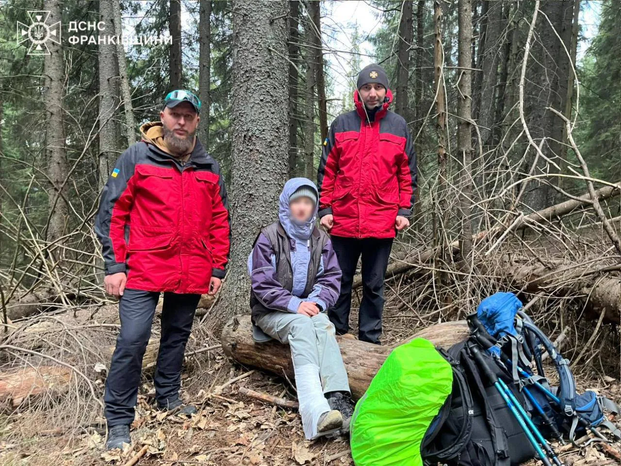 Рятувальники допомагають туристу в лісі