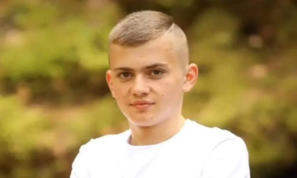 Підліток на природі у білій футболці