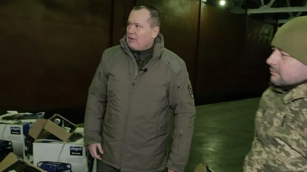 Військові оглядають обладнання у складському приміщенні