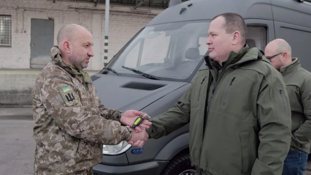 Військовий отримує ключі від мікроавтобуса