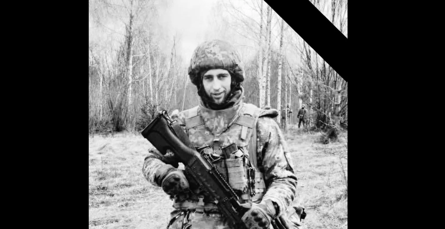 Український військовий у лісі з гвинтівкою