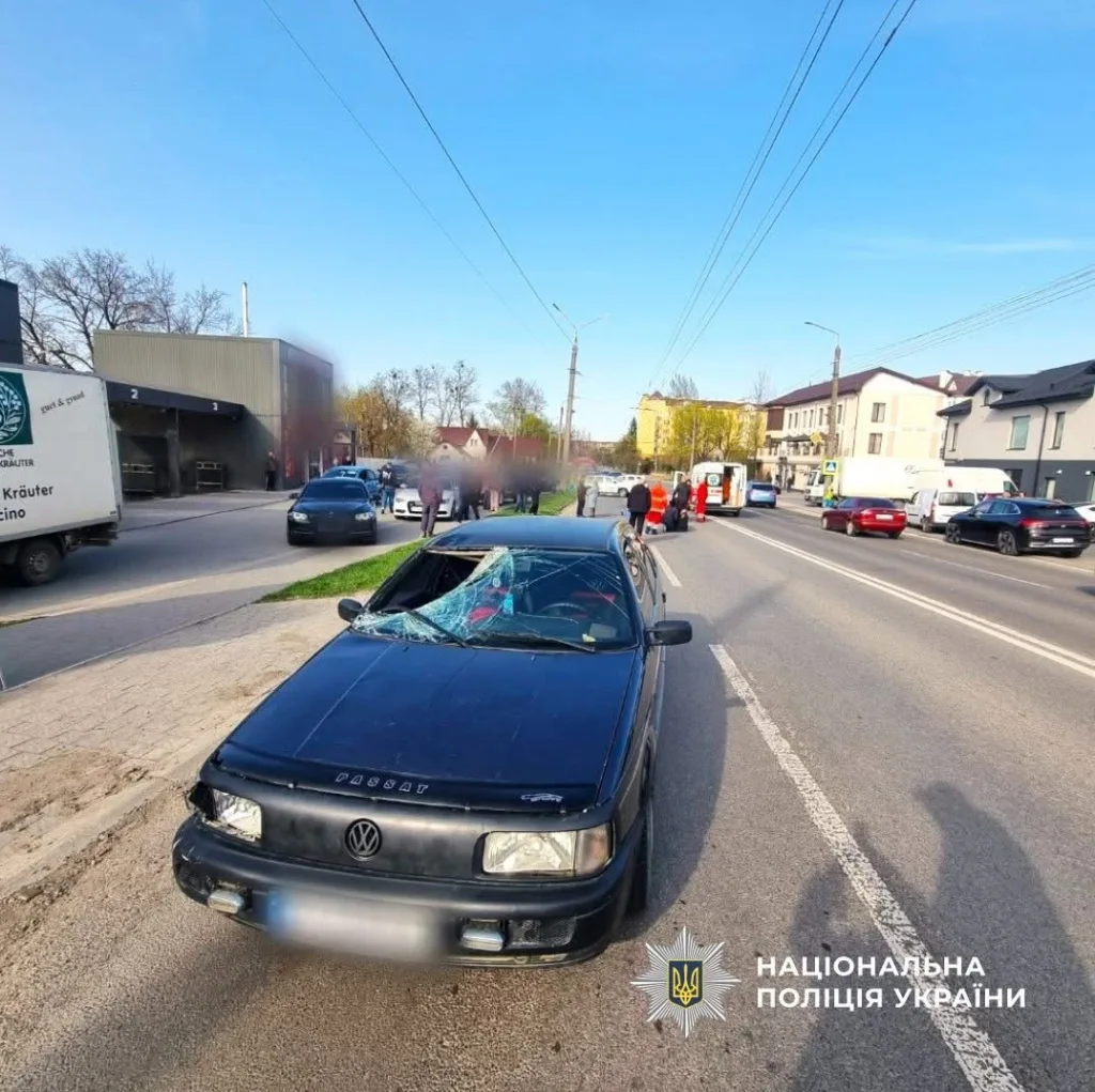 Дорожньо-транспортна пригода у місті з пошкодженим авто