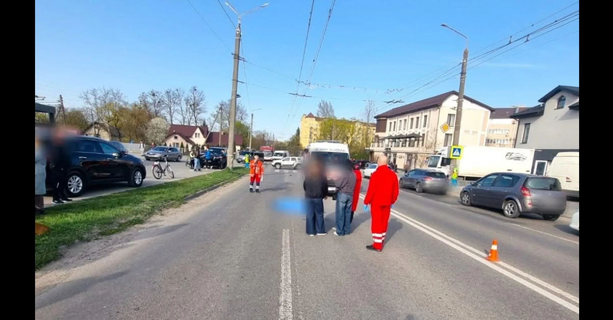 Аварія на міській дорозі, працюють медики