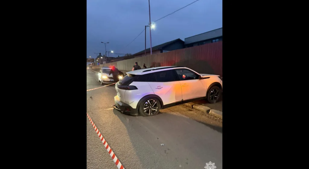 Білий автомобіль потрапив у дорожню пригоду ввечері