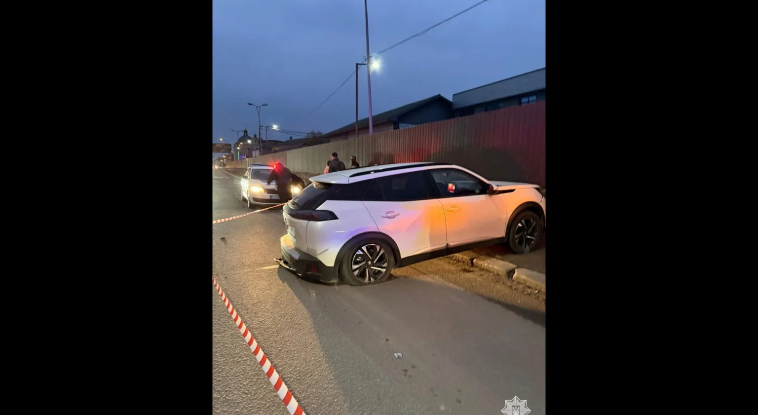 Білий автомобіль потрапив у дорожню пригоду ввечері