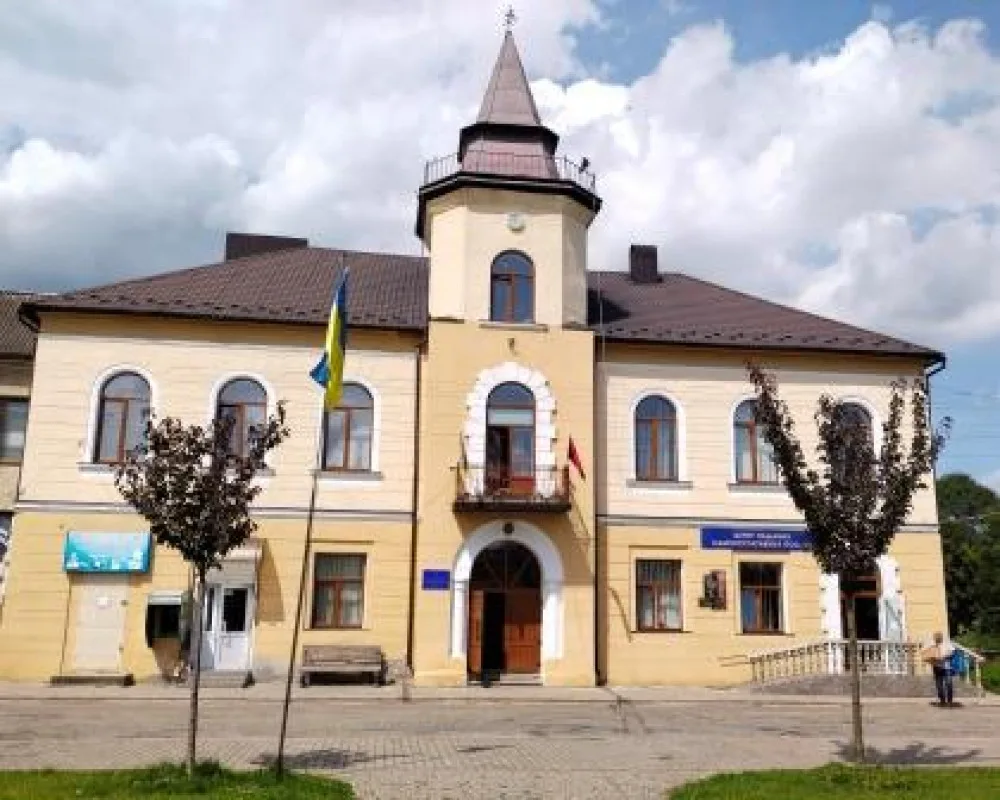 Історична будівля ратуші з українським прапором