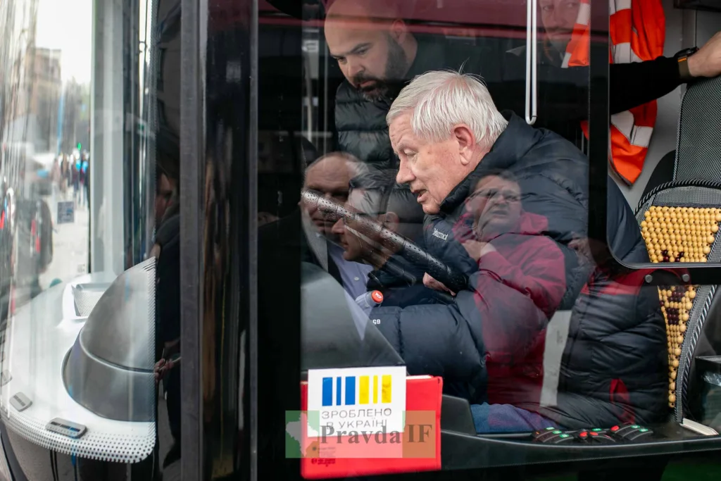 Чоловіки оглядають кабіну українського автобуса