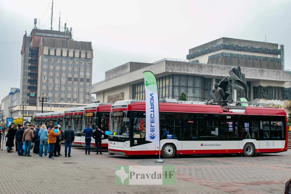 Нові тролейбуси на міській площі Івано-Франківська