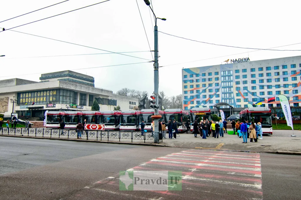 Нові тролейбуси біля готелю Надія Івано-Франківськ