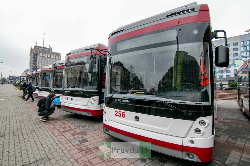 Нові тролейбуси Electron на міській вулиці