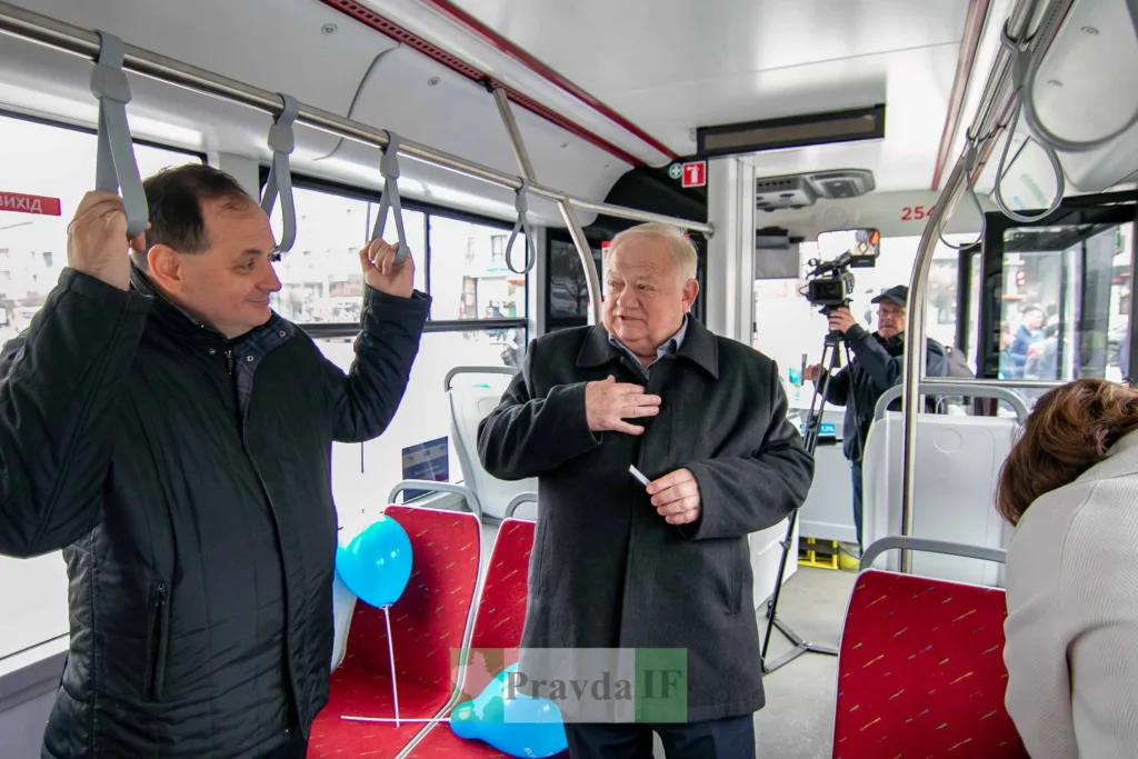 Люди спілкуються всередині громадського транспорту