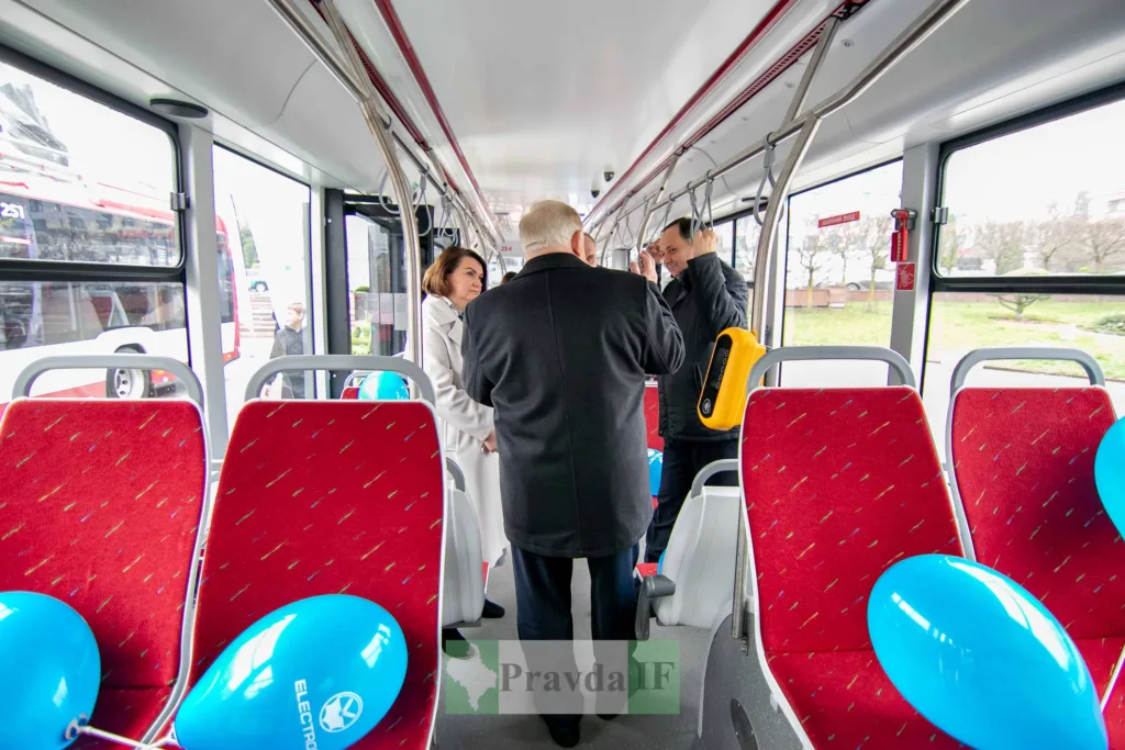 Люди спілкуються всередині нового міського автобуса