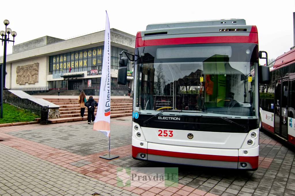 Електробус Electron перед міським театром