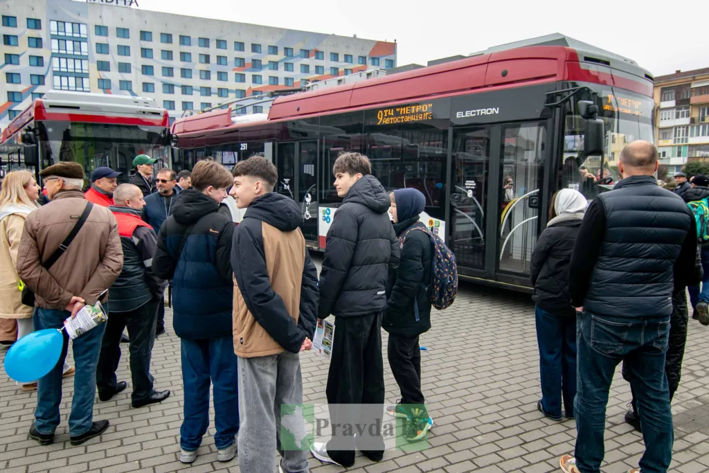 Люди біля нового міського електробуса на зупинці