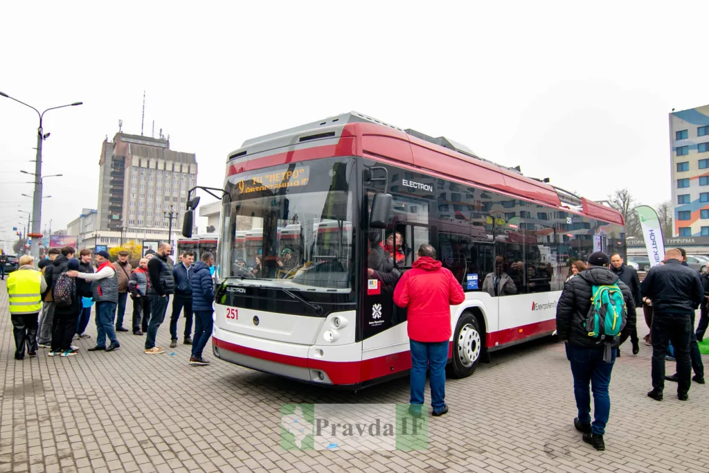 Люди біля нового електробуса Electron у місті