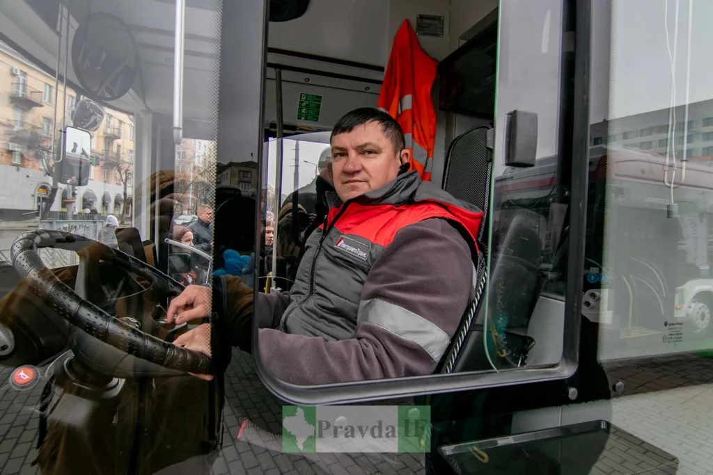 Водій автобуса сидить за кермом у місті