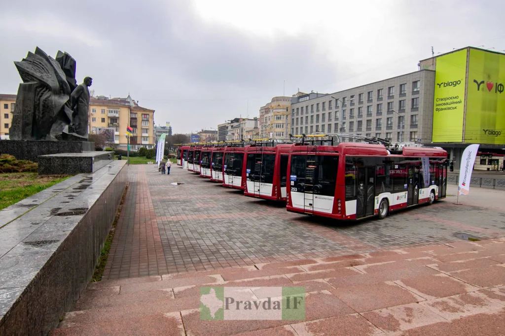Нові тролейбуси на площі Івано-Франківська