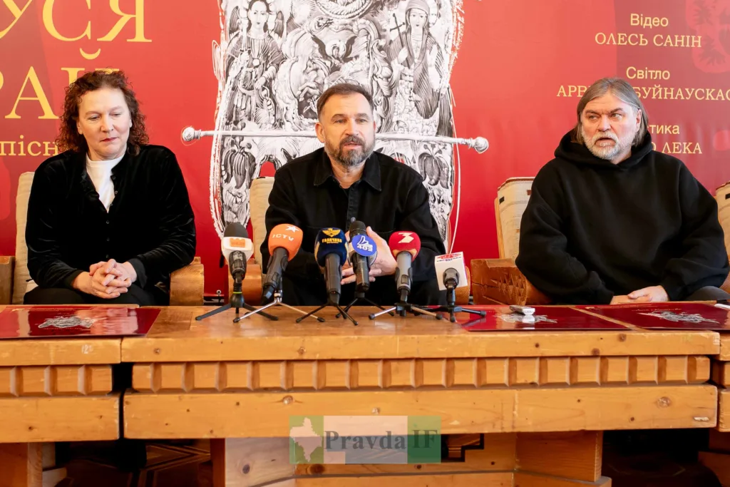 Пресконференція перед червоною стіною з мікрофонами