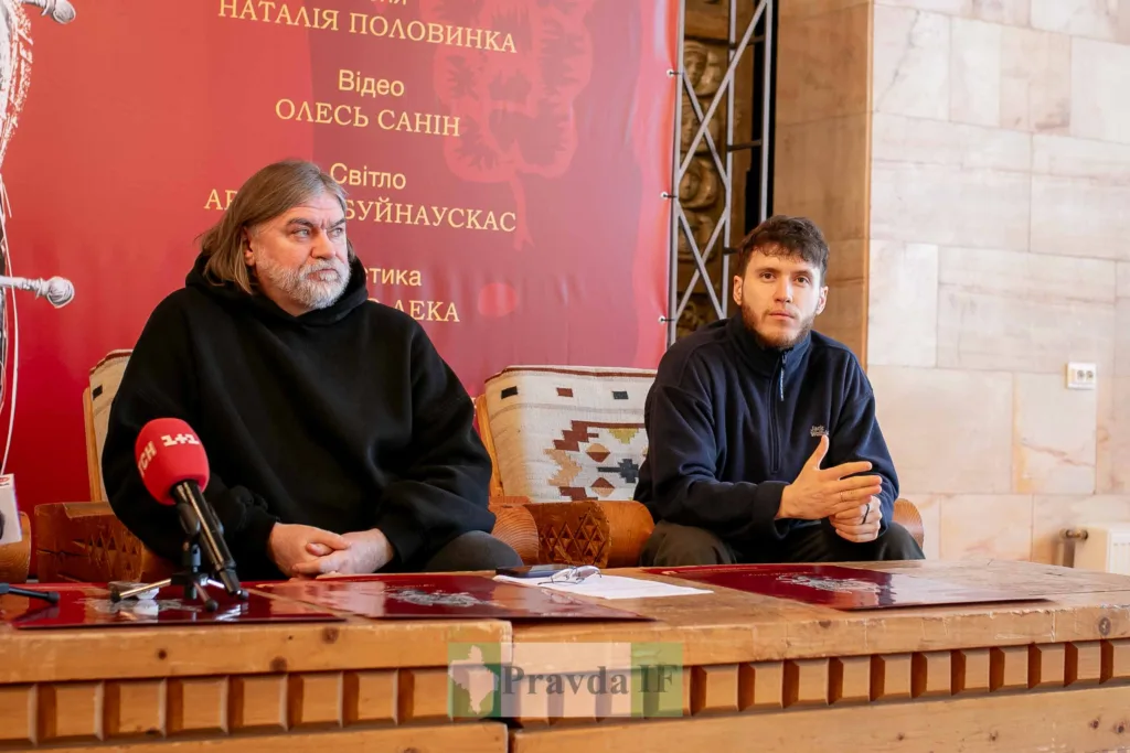 Пресконференція у театрі з двома учасниками