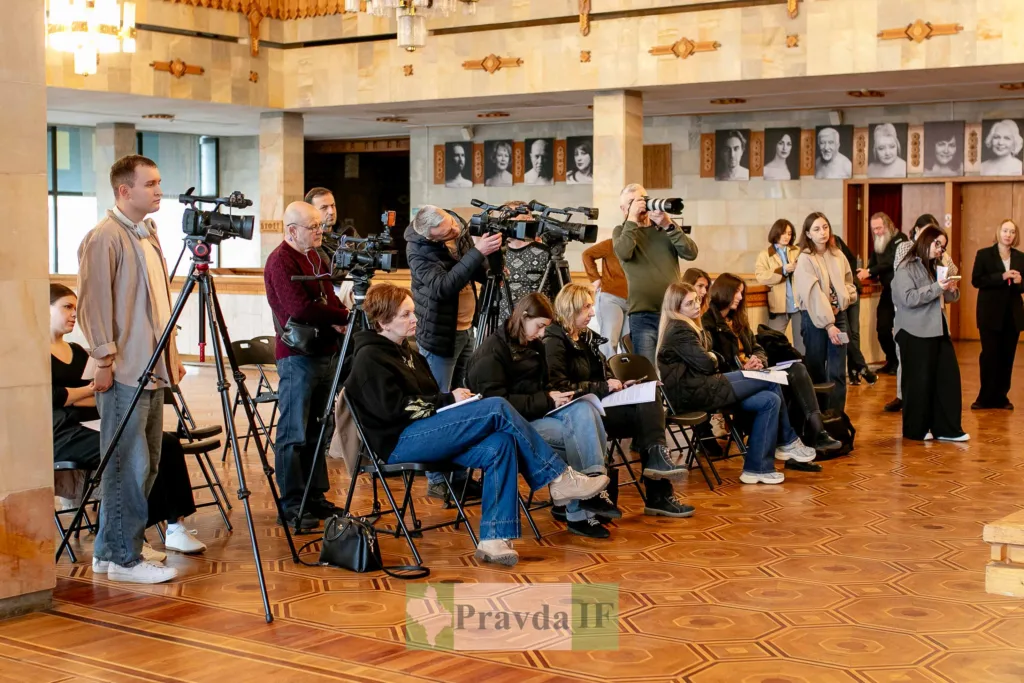 Журналісти та фотографи на пресконференції у залі