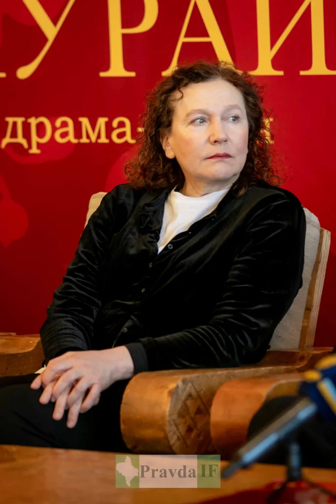 Жінка на пресконференції у драматичному театрі