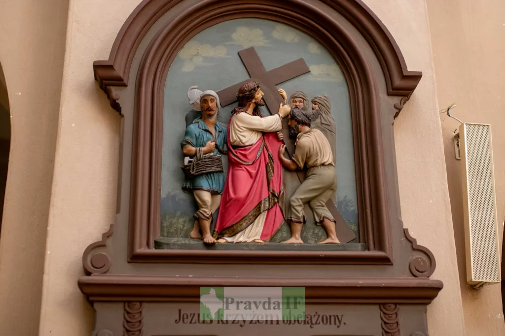 Скульптура Ісуса, що несе хрест