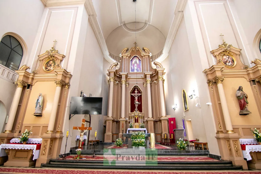 Інтер'єр католицького храму з вівтарем і статуями